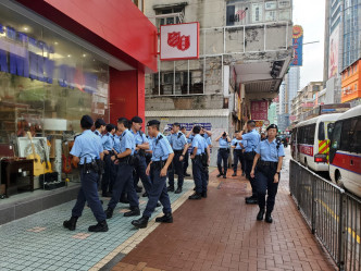 大批警員出動。