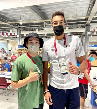 张小伦与NBA球员高拔合照。 张小伦Instagram图片