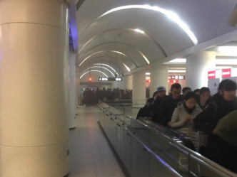 大批乘客離開地鐵車站。 網圖