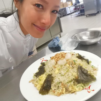 14年，蒋怡去咗英国伦敦的蓝带厨艺学校读书，更以全班第一名成绩毕业。