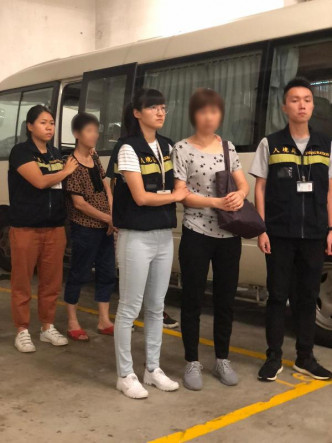 入境处在行动中共拘捕11名男女。政府提供