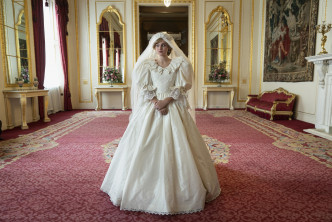 剧中Emma在世纪婚礼穿的婚纱与当年戴妃穿的几乎无异，还原度极高。