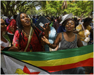 穆加貝宣布辭職後大批民眾湧上街慶祝。AP