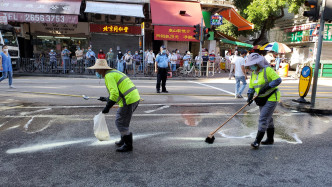 清洁工人清洗马路。