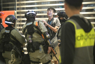 浸大新闻系学生记者在太古城中心被捕。资料图片