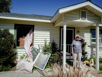 附近居民家中的窗戶都被震碎。AP圖片
