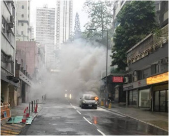 私家車尾位置突然冒出大量白煙著火。圖：網民Tsamyan Yeung‎香港交通突發報料區