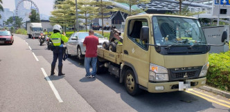 警方在港岛打击违例泊车。 警方图片