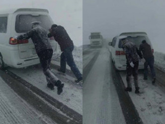 白玛木洛与同事护送车辆驶离危险路段。（网上图片）