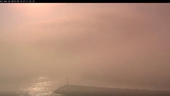 维港东面的鲤鱼门附近出现海雾。天文台