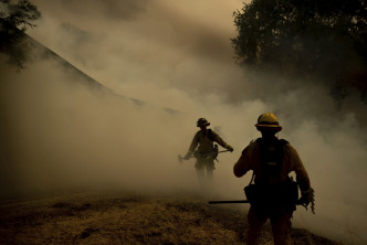 加州四处起火，万名消防员疲于奔命。AP
