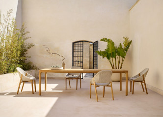 Tribù Illum餐桌系列中的柚木餐桌，由比利時二人設計組合Merckx & Maes設計，可選柚木或陶瓷桌面，桌框備有多種顏色，亦有兩種闊度可選擇，是小院子及陽臺的理想之選。