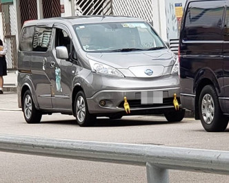 有司機就將「尖叫雞」貼在車前面做裝飾。網民Chi Hung So圖片
