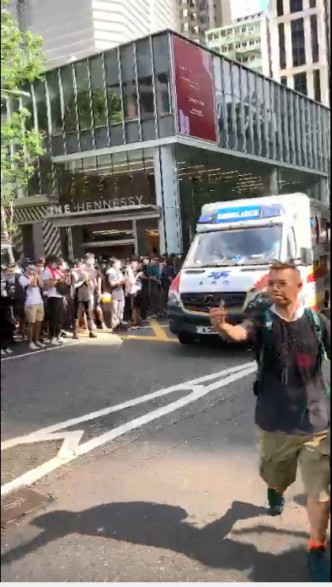 示威者让出道路让救护车驶走。
