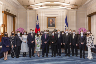 雙方人員在台灣總統府合照。美聯社圖片