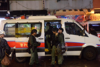 警员在荃湾驱散示威者