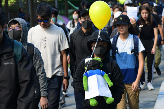 一批家長響應網上發起的「孩子不要催淚彈遊行」。