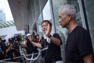 梁耀忠（右）和郭家麒到场尝试阻止示威者的行动。