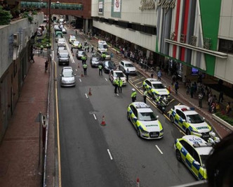 逾10警車圍捕。香港突發事故報料區圖片