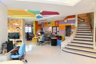 家庭廳用色繽紛，營造出充滿活力的環境。