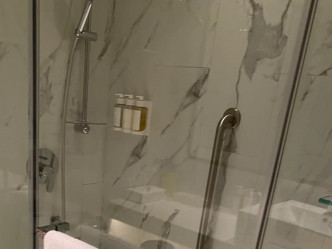 有网民指有关酒店的沐浴露及乳霜已被锁上。香港 Staycation 酒店交流谷 facebook图片