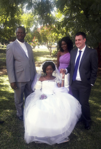 英國準新娘於非洲津巴布韋遭鱷魚咬斷臂,在醫院內與男友舉行婚禮。AP