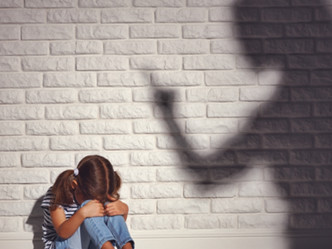 表妹的暴力育兒方式十分恐怖，曾當眾掌摑3名子女。網圖