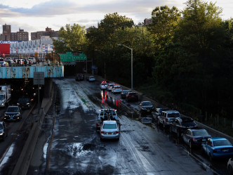 紐約市內路面仍有待清理。路透社圖片