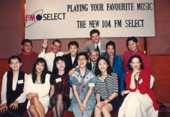 新城电台成立于1991年8月12日，FM Select 金曲台是三大频道之一，不少当红艺人（前右二起）李乐诗、仙杜拉、梁安琪、Harry哥哥（后右）等一众DJ。