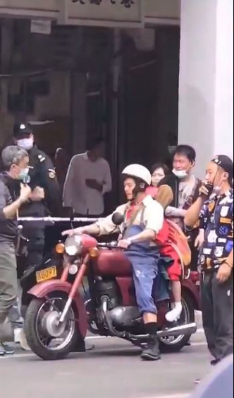 城城拍摄载著小女孩开电单车戏。