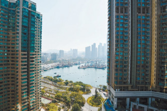 单位外望新油麻地避风塘海景及园景。