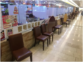 新丰明苑粉面烧腊茶餐厅负责人邓先生指过去两日生意跌近一、两成。
