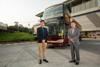 昂坪360高級銷售及拓展經理謝鈞宇（左）及Big Bus Tours行政副總裁（香港及中國）温洛文（右）。昂坪360圖片