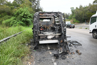 靈車嚴重焚毀，燒剩支架。