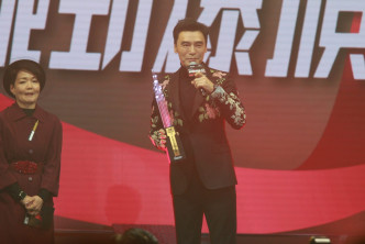 锺镇涛得至尊歌手大奖。