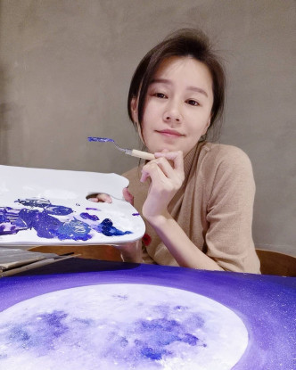 黄翠如表示自己喜爱通宵画画，因为不会受人影响。