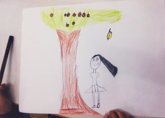 「林林」画下一个长发的小女孩在树下乘凉。黄梓生摄