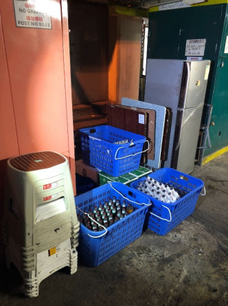 警方檢獲約680枝啤酒，以及數張枱、椅子及雪櫃。政府圖片