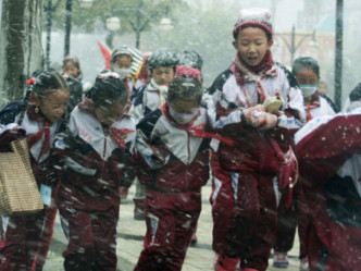 学生冒著暴雪上学。 网上图片