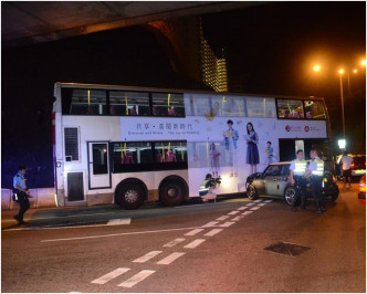 私家車欄腰撞向巴士車身。