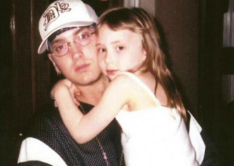 小時候的Hailie和父親Eminem。