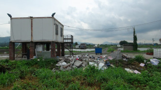 落馬洲2死車禍撞塌石屋瓦礫未清理