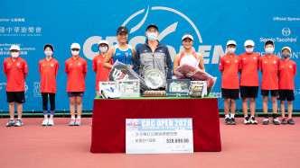张玮桓（左）与王康怡（右）于女单决赛交手。至于女双决赛，两人则合力夺冠。相片由公关提供