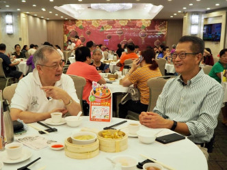 陳茂波今早與自由黨飲食界立法會議員張宇人前往香港仔飲茶。facebook圖片