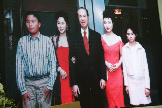賭王跟三太陳婉珍及3子女。
