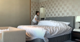 酒店每星期會把新床單送到住戶房。