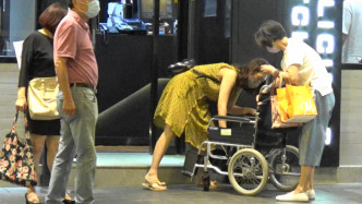 阿芝先行到门外打开轮椅迎接外婆