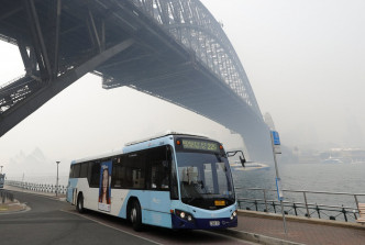雪梨港被山火導致的濃煙籠罩。AP圖片