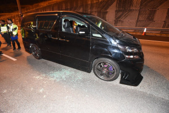 涉案七人车司机位玻璃车窗碎裂。