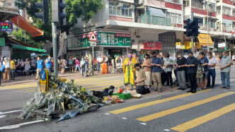 車禍死者的家人及親友在場拜祭，神情哀傷。